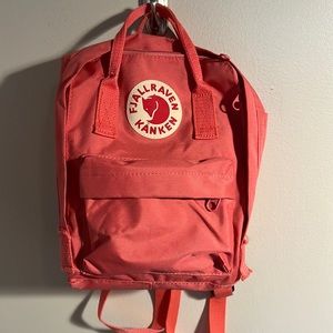 Fjallraven small backpack that can be used as purse, or backpack. Very light